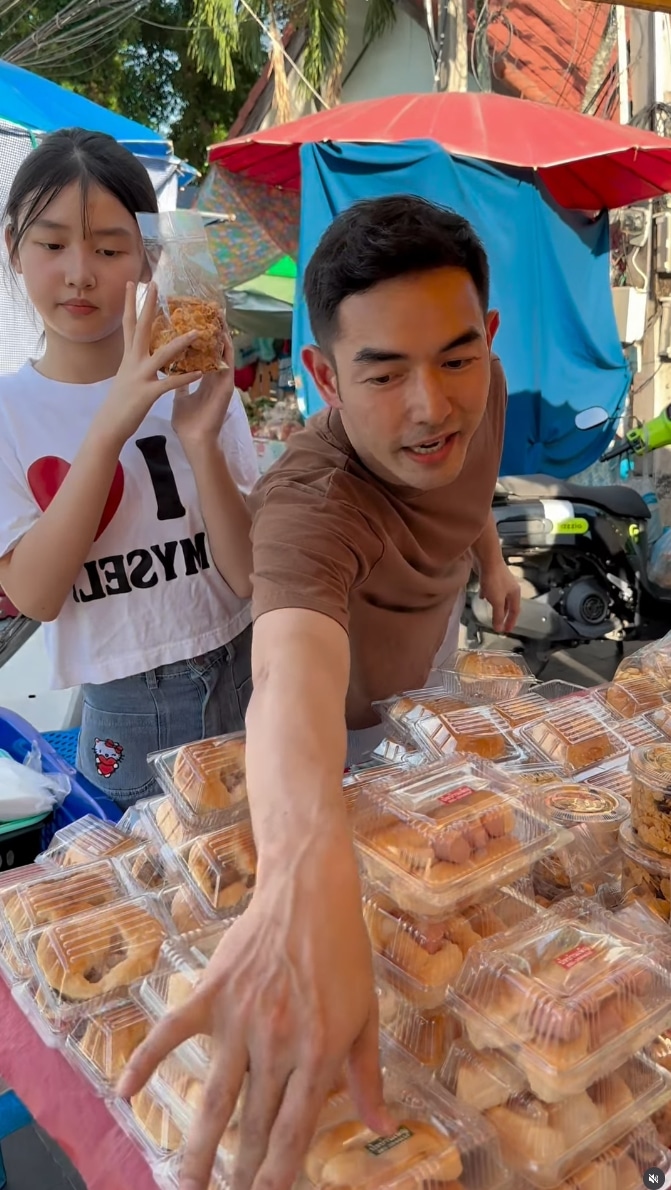 สุดยอดมาก! พระเอกดัง ไม่อายทำกินผันตัวเป็นพ่อค้าตลาดนัด หาเงินดูแลครอบครัว
