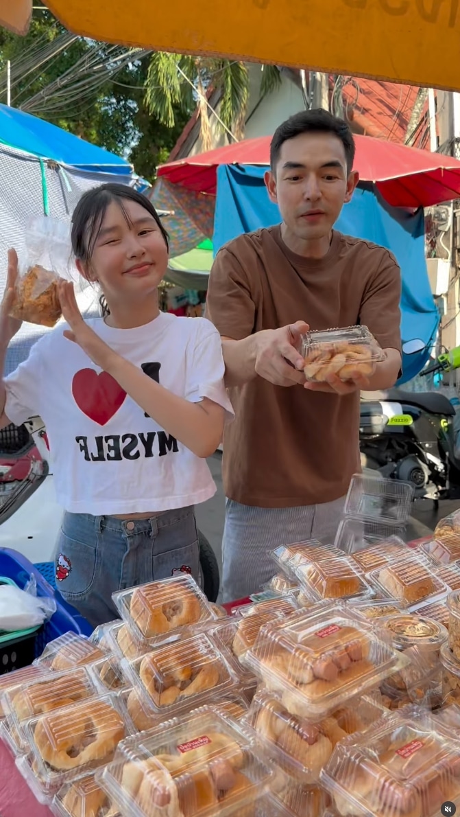 สุดยอดมาก! พระเอกดัง ไม่อายทำกินผันตัวเป็นพ่อค้าตลาดนัด หาเงินดูแลครอบครัว