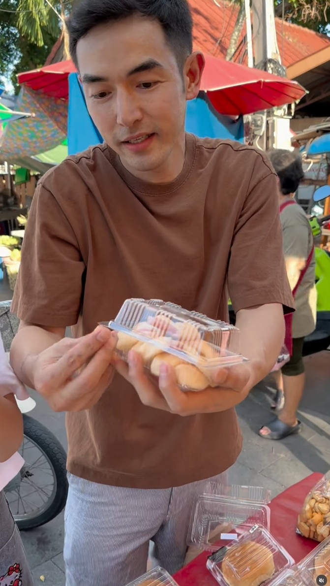 สุดยอดมาก! พระเอกดัง ไม่อายทำกินผันตัวเป็นพ่อค้าตลาดนัด หาเงินดูแลครอบครัว