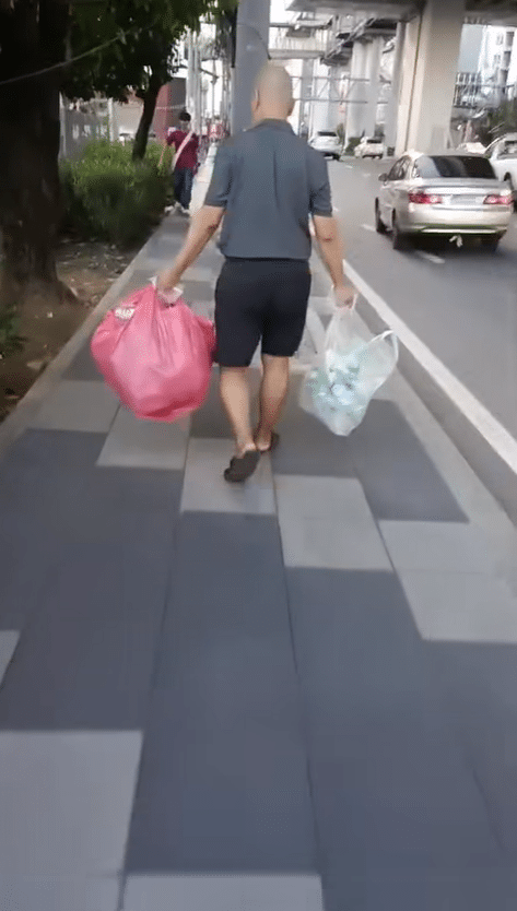 ไม่อายทำกิน เปิดภาพนักปั้นชื่อดัง หันมาเก็บขวดขายเลี้ยงลูกๆ 4 ขา เพื่อความอยู่รอด