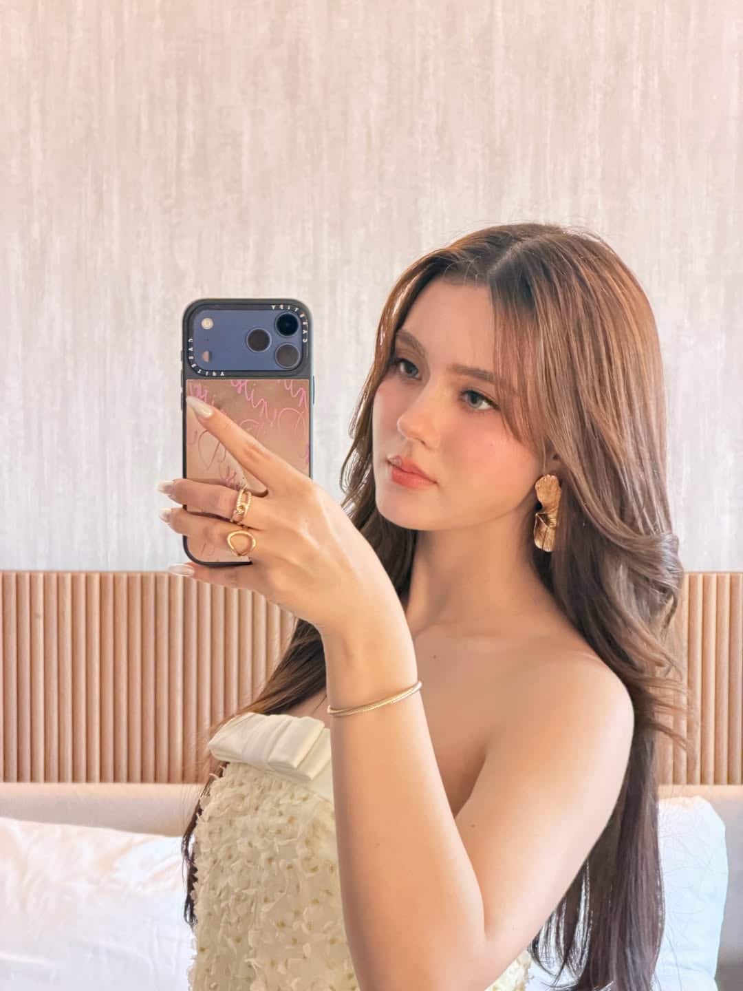 ไม่ต้องพูดเยอะ! "นางเอกดาวรุ่ง" วัย19ปี กับเดรสขาวสุดละมุน ออร่าความสวยสะกดทุกสายตา