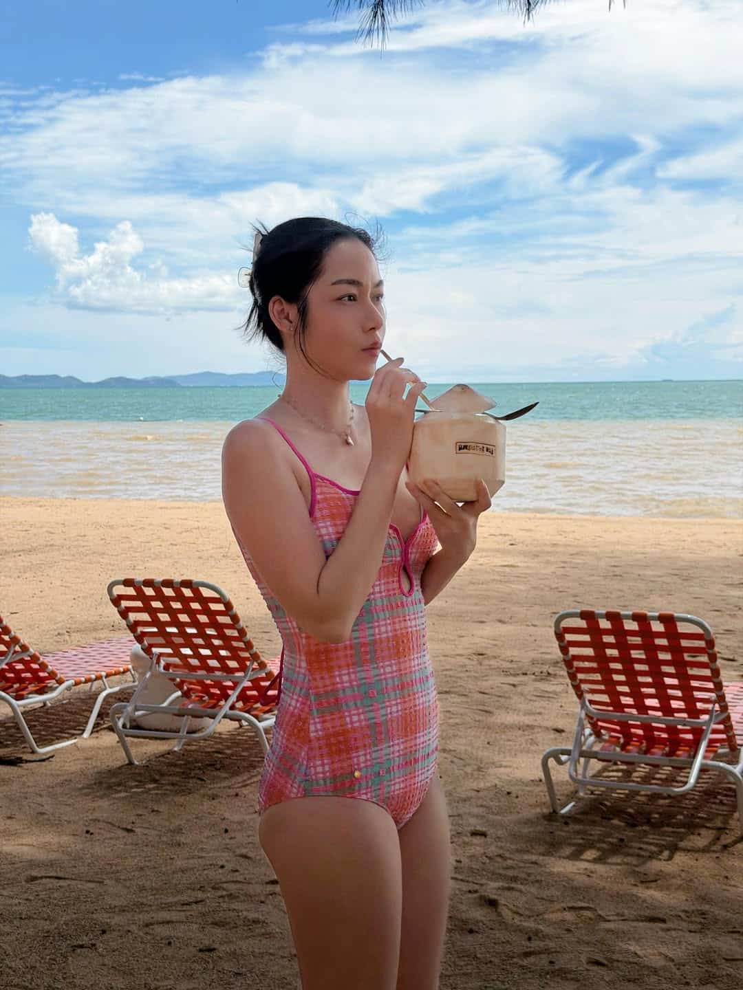 หวานซ่อนแซ่บของจริง! "นางร้ายหน้าสวย" อวดช็อตรับแดดริมทะเล ทำเอาไอจีแทบเดือด