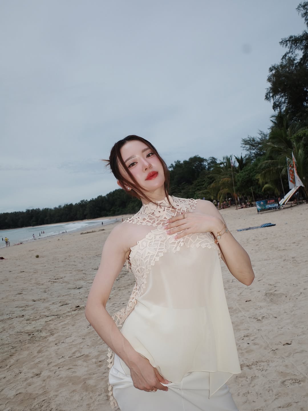 เปิดภาพ มายด์ ณภศศิ กับชุดมาทะเลแบบไม่โป๊ ลุคนี้สวยแพงมาก สมเป็นว่าที่สะใภ้โบนันซ่า