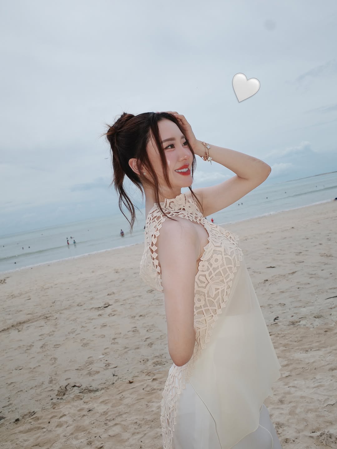 เปิดภาพ มายด์ ณภศศิ กับชุดมาทะเลแบบไม่โป๊ ลุคนี้สวยแพงมาก สมเป็นว่าที่สะใภ้โบนันซ่า