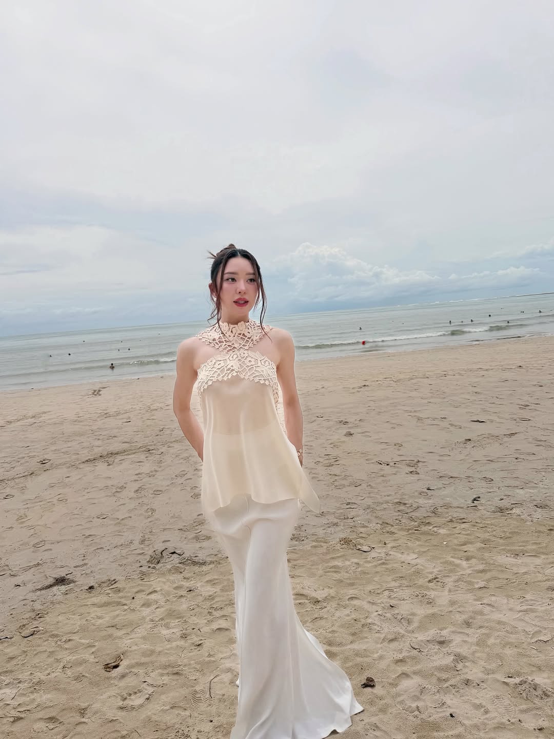 เปิดภาพ มายด์ ณภศศิ กับชุดมาทะเลแบบไม่โป๊ ลุคนี้สวยแพงมาก สมเป็นว่าที่สะใภ้โบนันซ่า