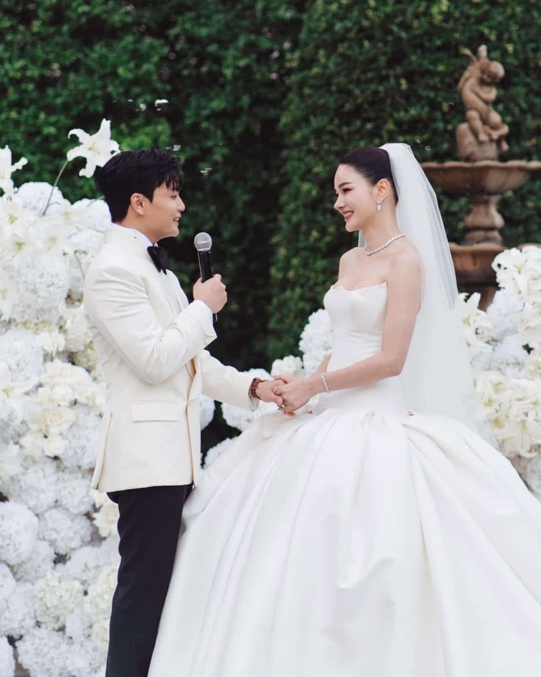 เปิดภาพงานแต่ง กวาง-เดอะเฟซ ทำหลายคนทักถึงชุดเจ้าสาว เป็นเสียงเดียวกัน