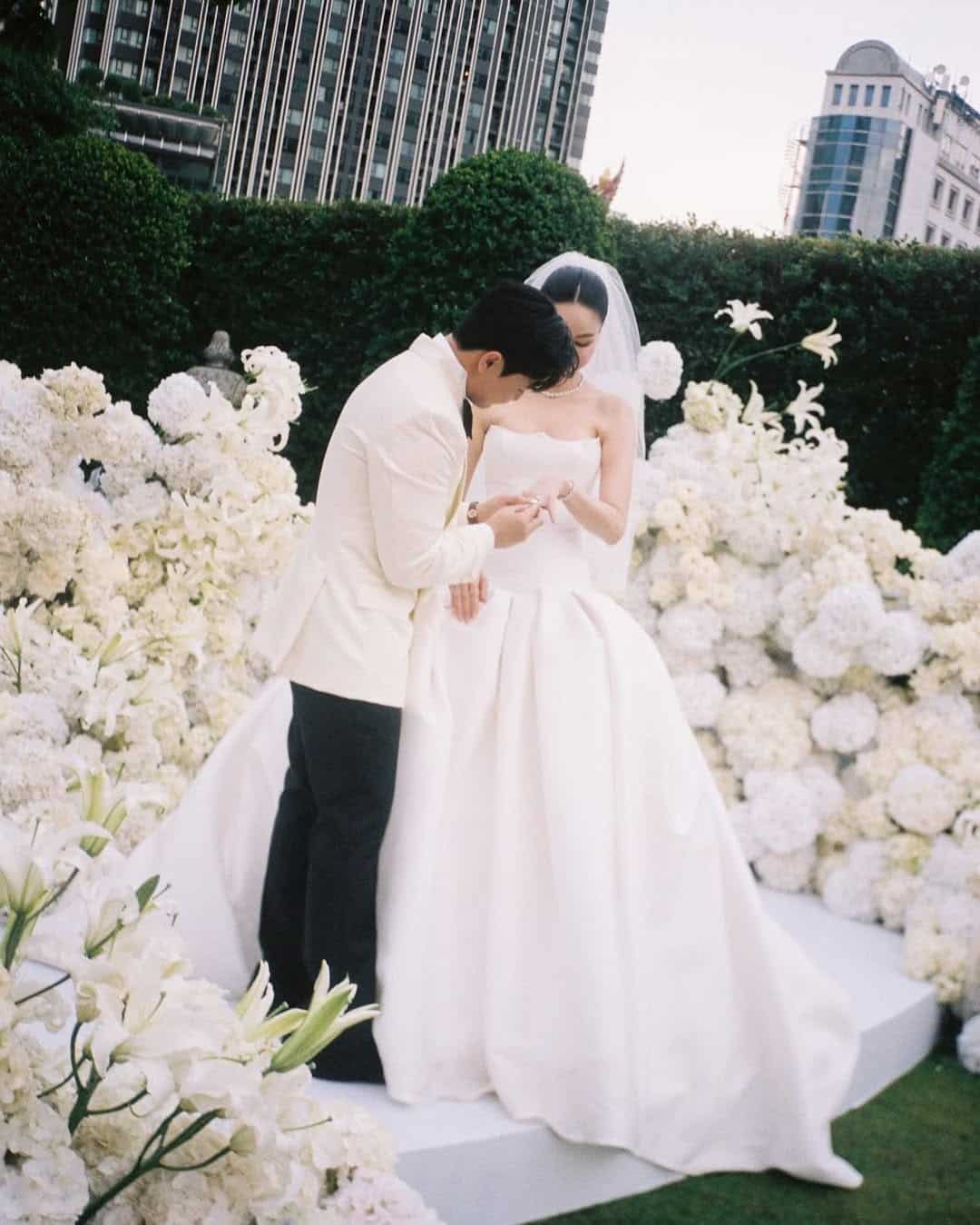 เปิดภาพงานแต่ง กวาง-เดอะเฟซ ทำหลายคนทักถึงชุดเจ้าสาว เป็นเสียงเดียวกัน