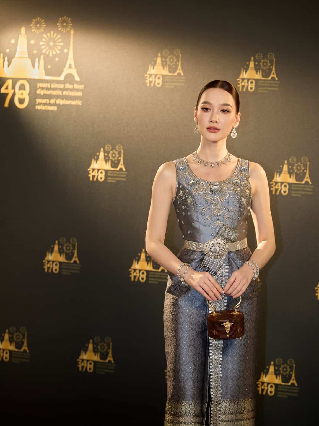 ไม่ทำให้ผิดหวัง เดียร์น่า พาชุดไทยอวดสายตาโลก สะกดทุกมุมมอง
