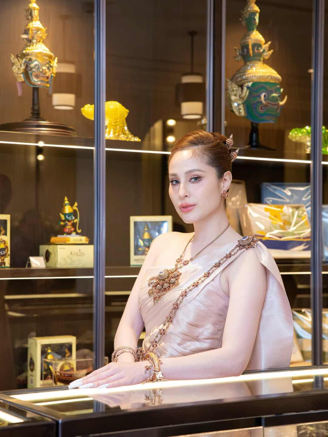 เปิดภาพความสวย ขวัญ อุษามณี ในชุดไทยจักรี งามเลอค่าดุจนางในวรรณคดี