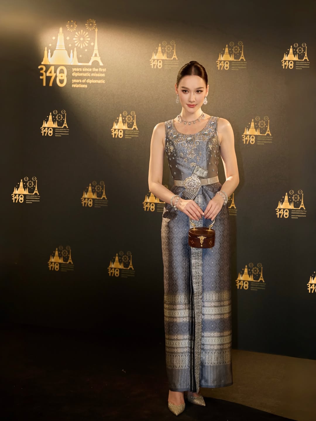 ไม่ทำให้ผิดหวัง เดียร์น่า พาชุดไทยอวดสายตาโลก สะกดทุกมุมมอง