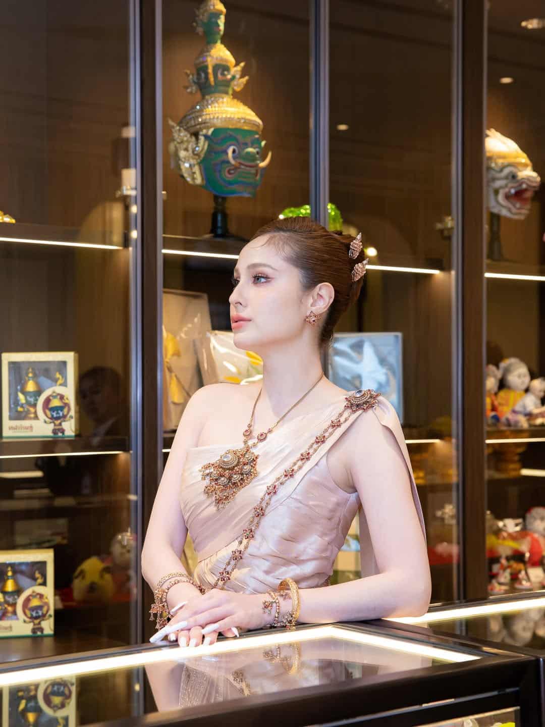 เปิดภาพความสวย ขวัญ อุษามณี ในชุดไทยจักรี งามเลอค่าดุจนางในวรรณคดี