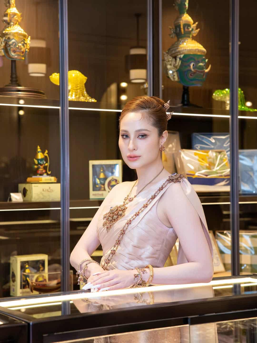 เปิดภาพความสวย ขวัญ อุษามณี ในชุดไทยจักรี งามเลอค่าดุจนางในวรรณคดี