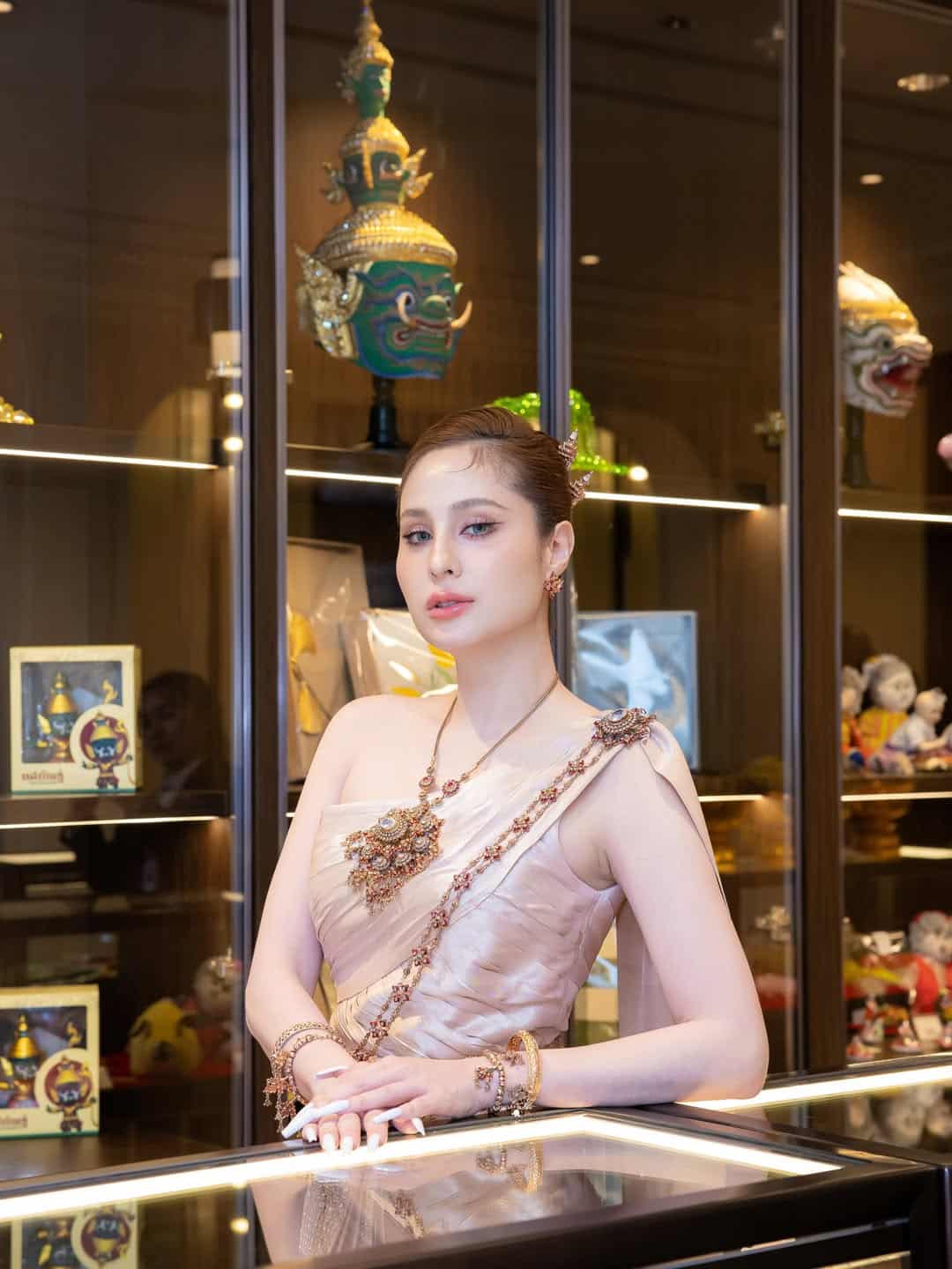เปิดภาพความสวย ขวัญ อุษามณี ในชุดไทยจักรี งามเลอค่าดุจนางในวรรณคดี