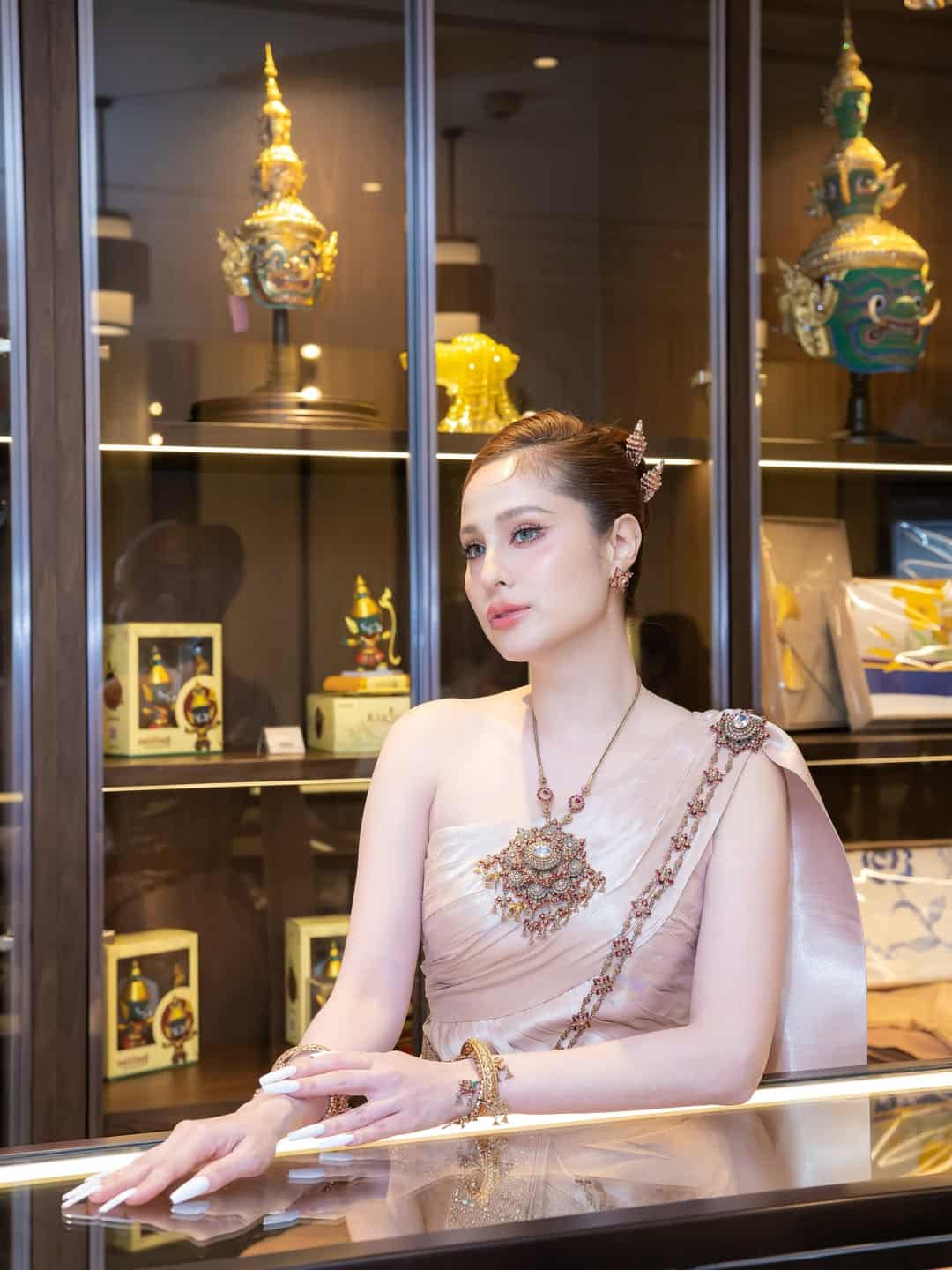 เปิดภาพความสวย ขวัญ อุษามณี ในชุดไทยจักรี งามเลอค่าดุจนางในวรรณคดี