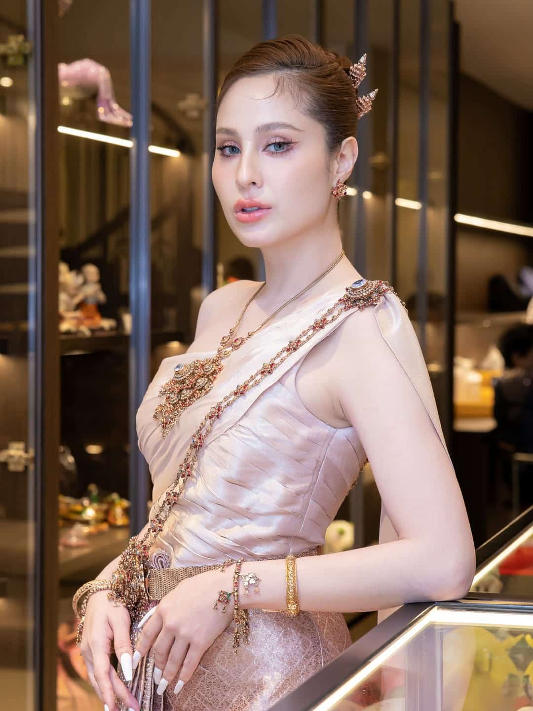 เปิดภาพความสวย ขวัญ อุษามณี ในชุดไทยจักรี งามเลอค่าดุจนางในวรรณคดี